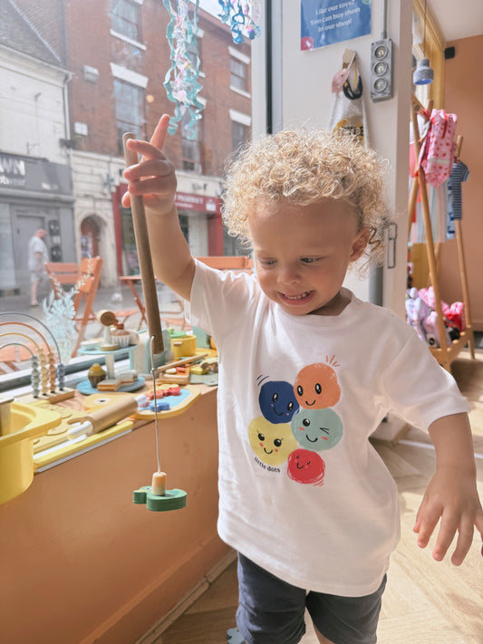 organic cotton tshirt featuring little dots design 